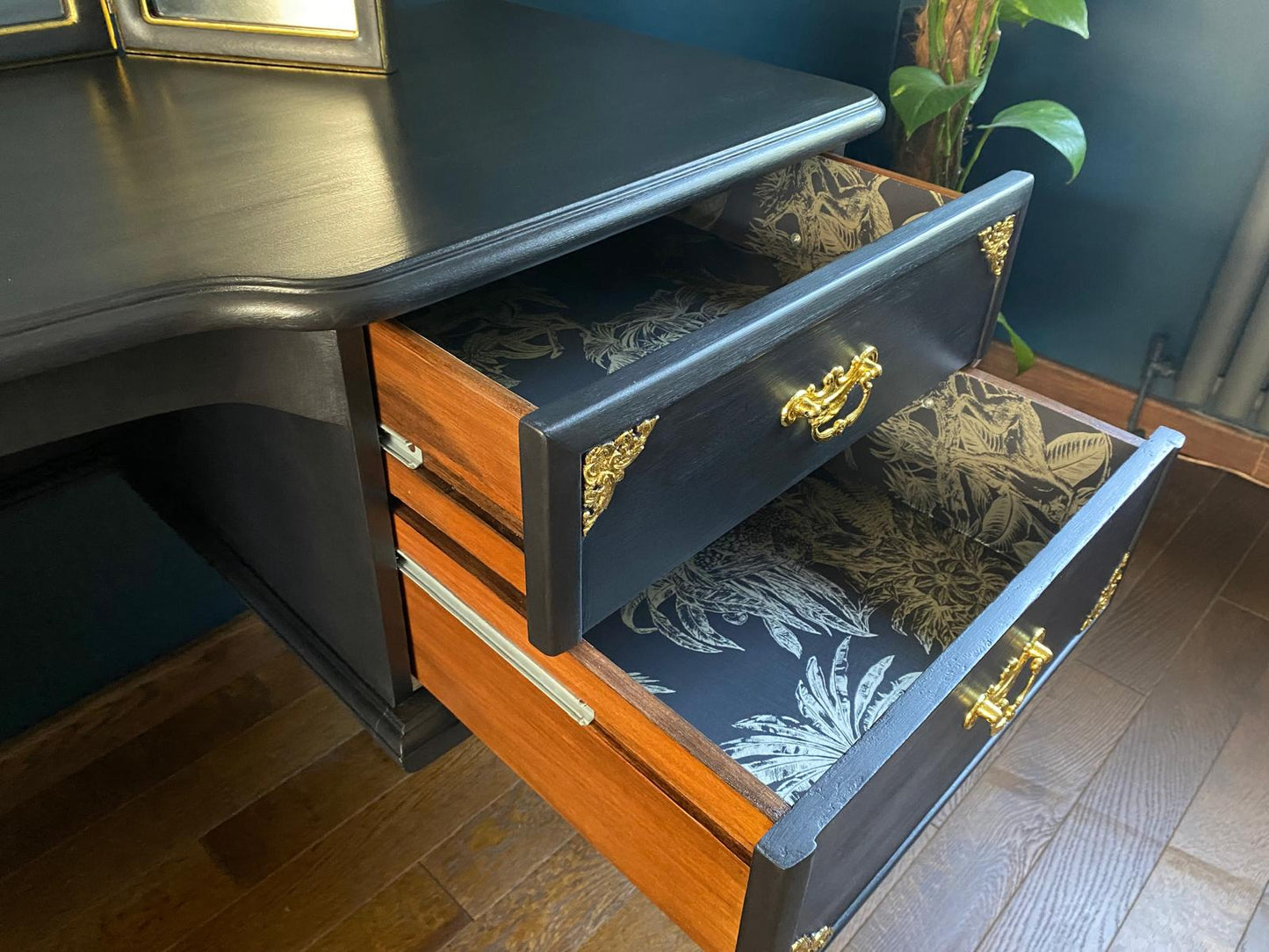 Black/Gold Dressing Table